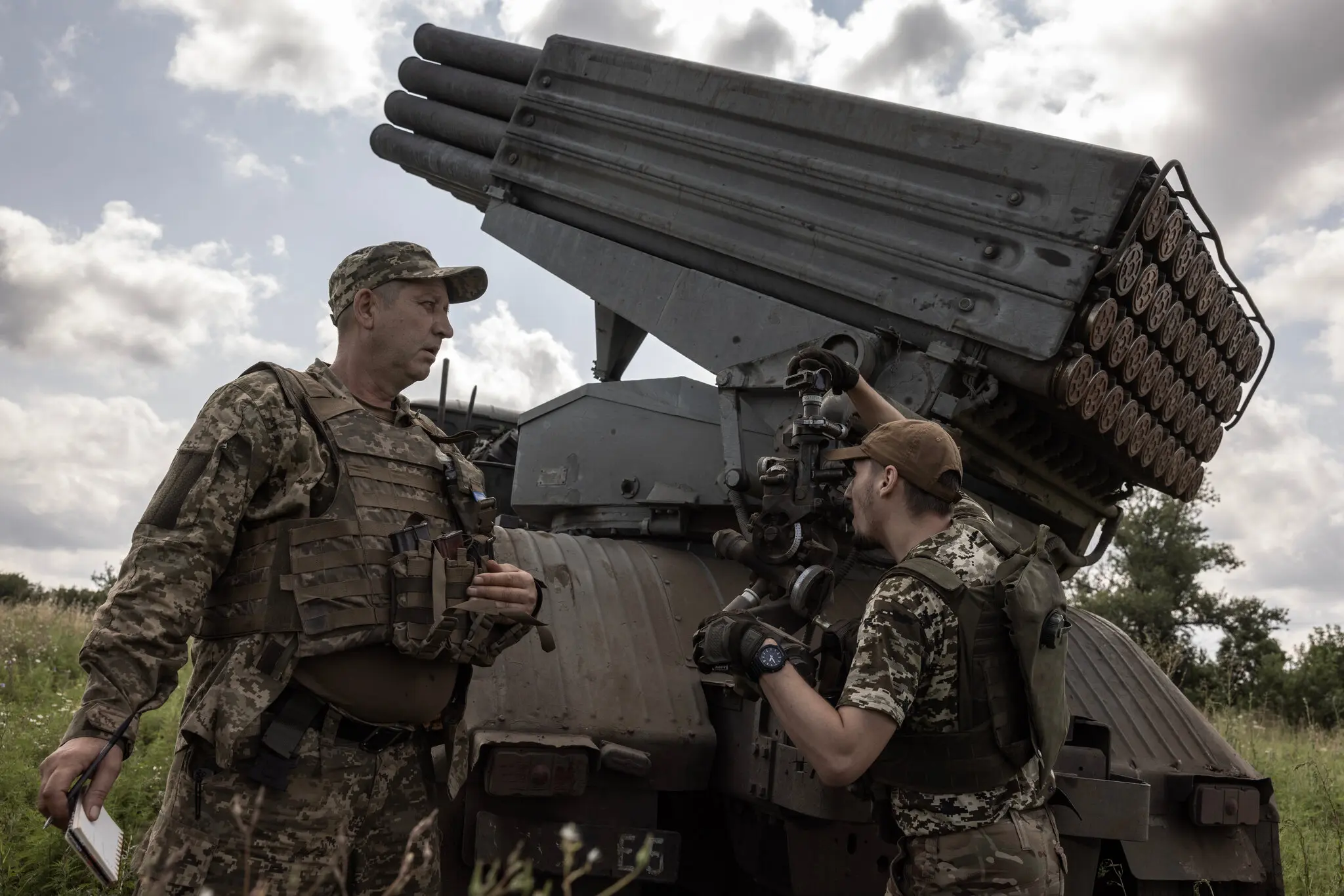 Український артилерійський підрозділ готується до вогню по цілі минулого місяця в Бахмуті, Україна